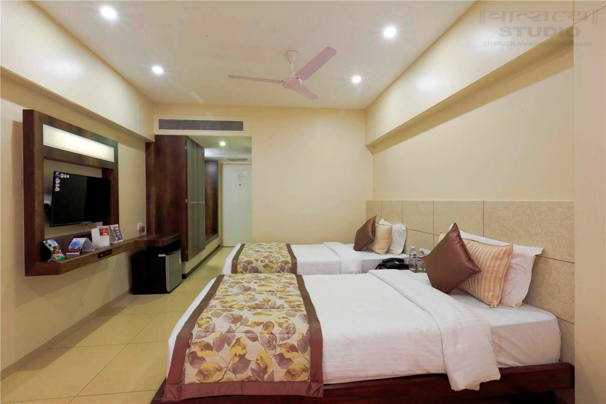 Отель Vits Shalimar, Ankleshwar Экстерьер фото